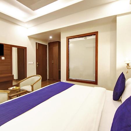 Marks Hotel & Banquet Noida Exteriör bild