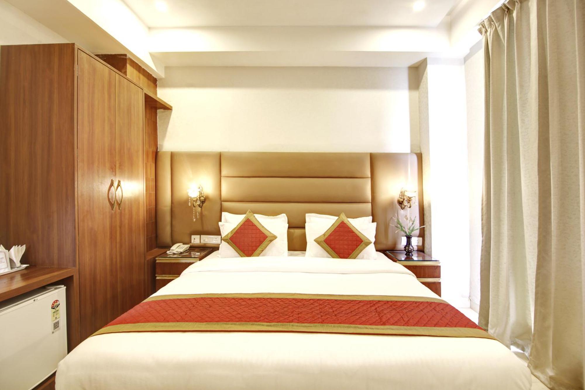 Marks Hotel & Banquet Noida Exteriör bild