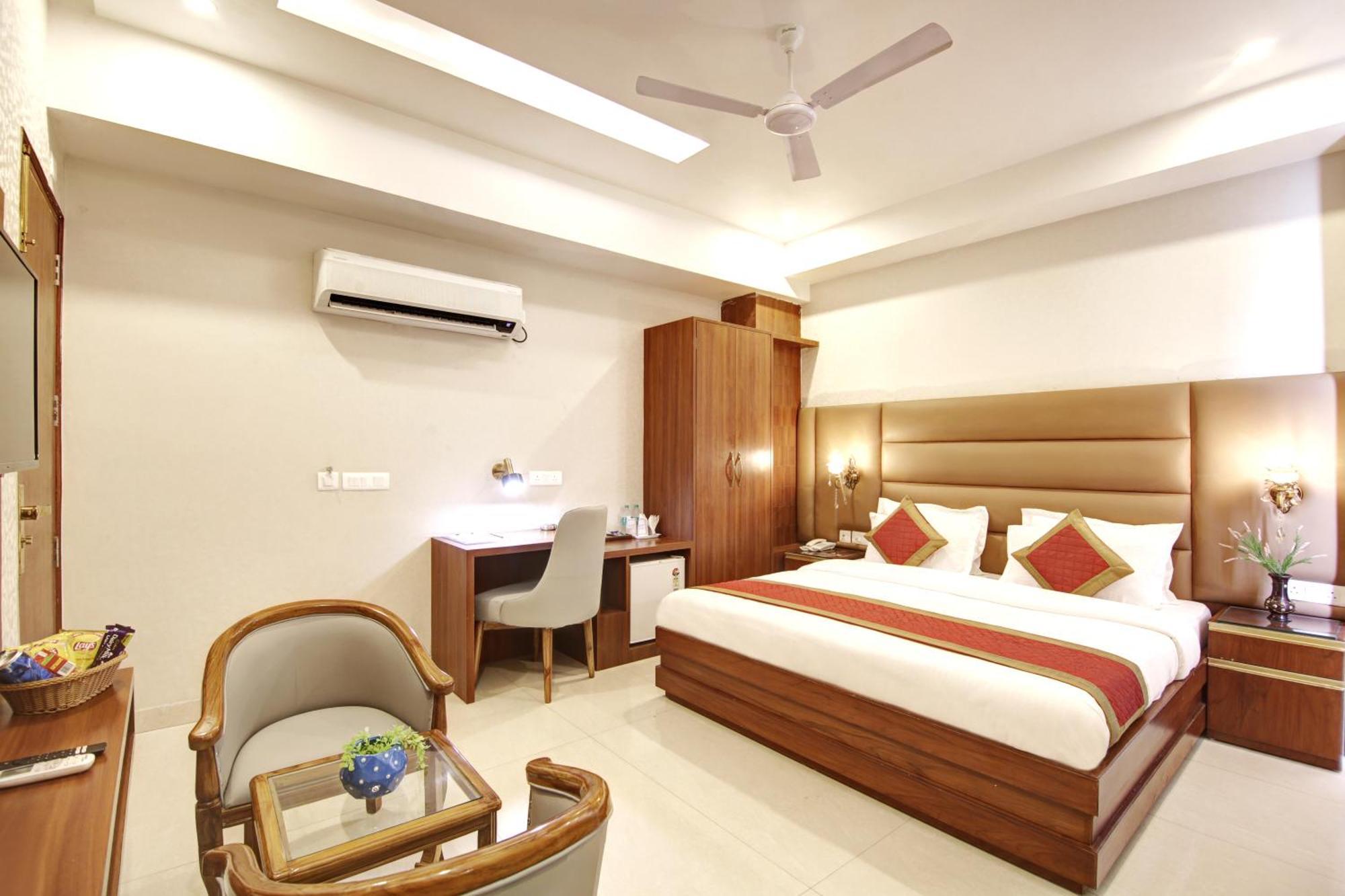 Marks Hotel & Banquet Noida Exteriör bild