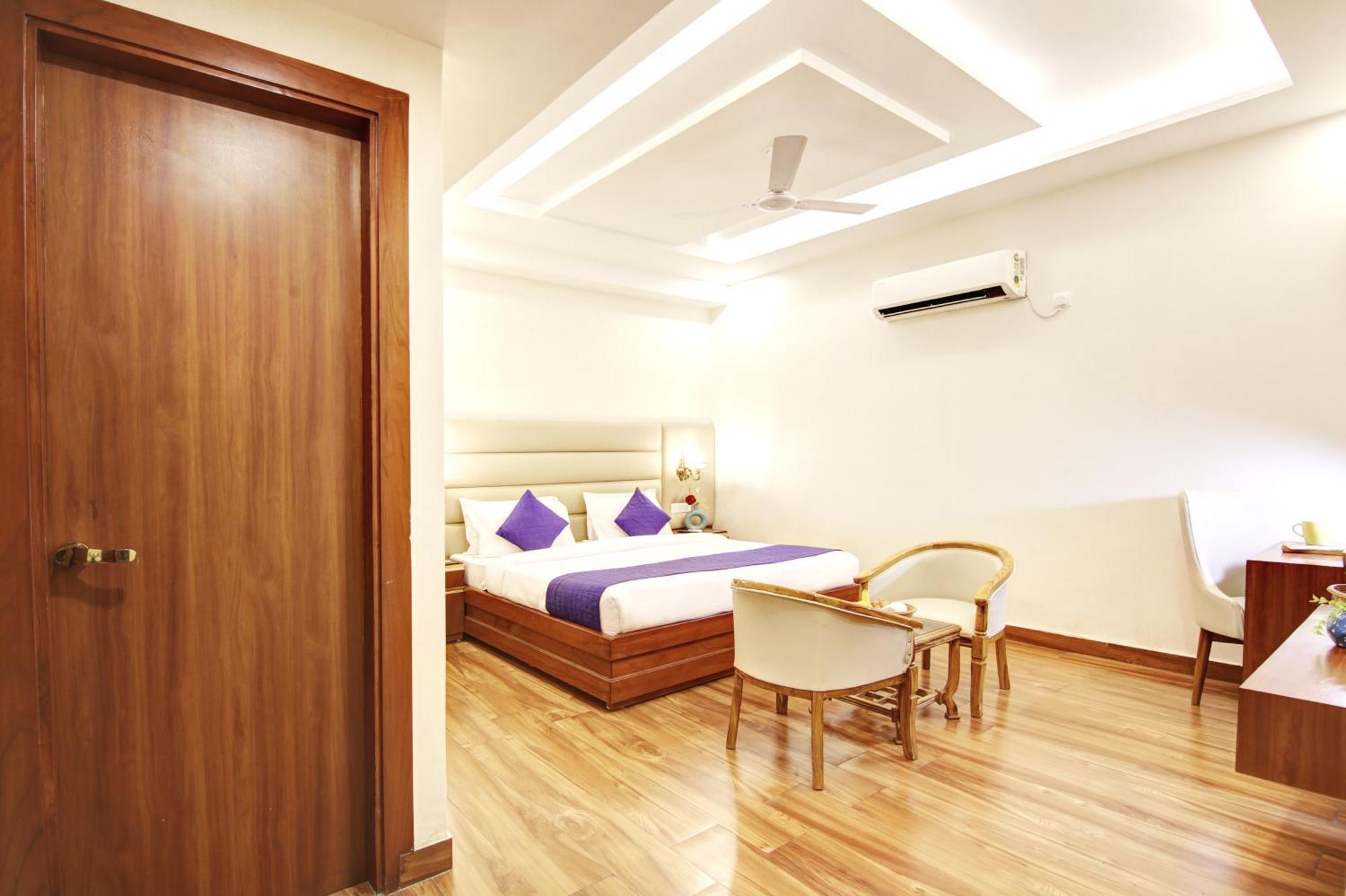 Marks Hotel & Banquet Noida Exteriör bild