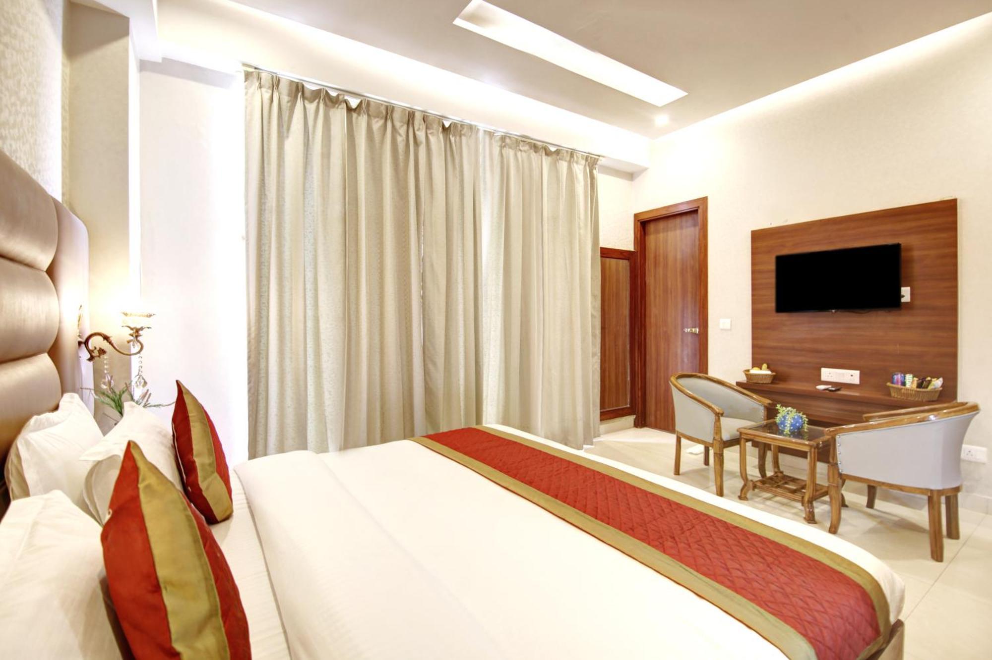 Marks Hotel & Banquet Noida Exteriör bild