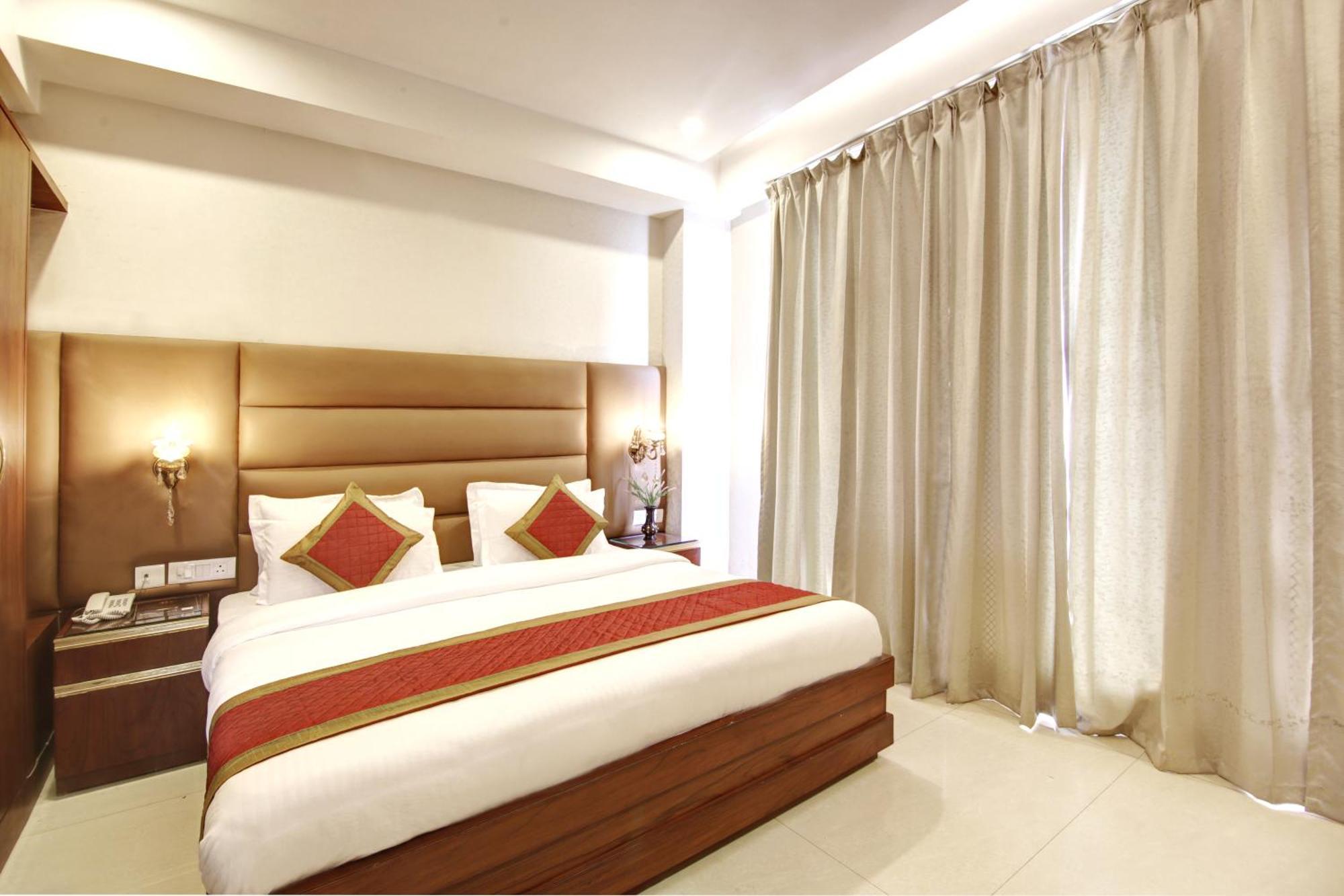 Marks Hotel & Banquet Noida Exteriör bild