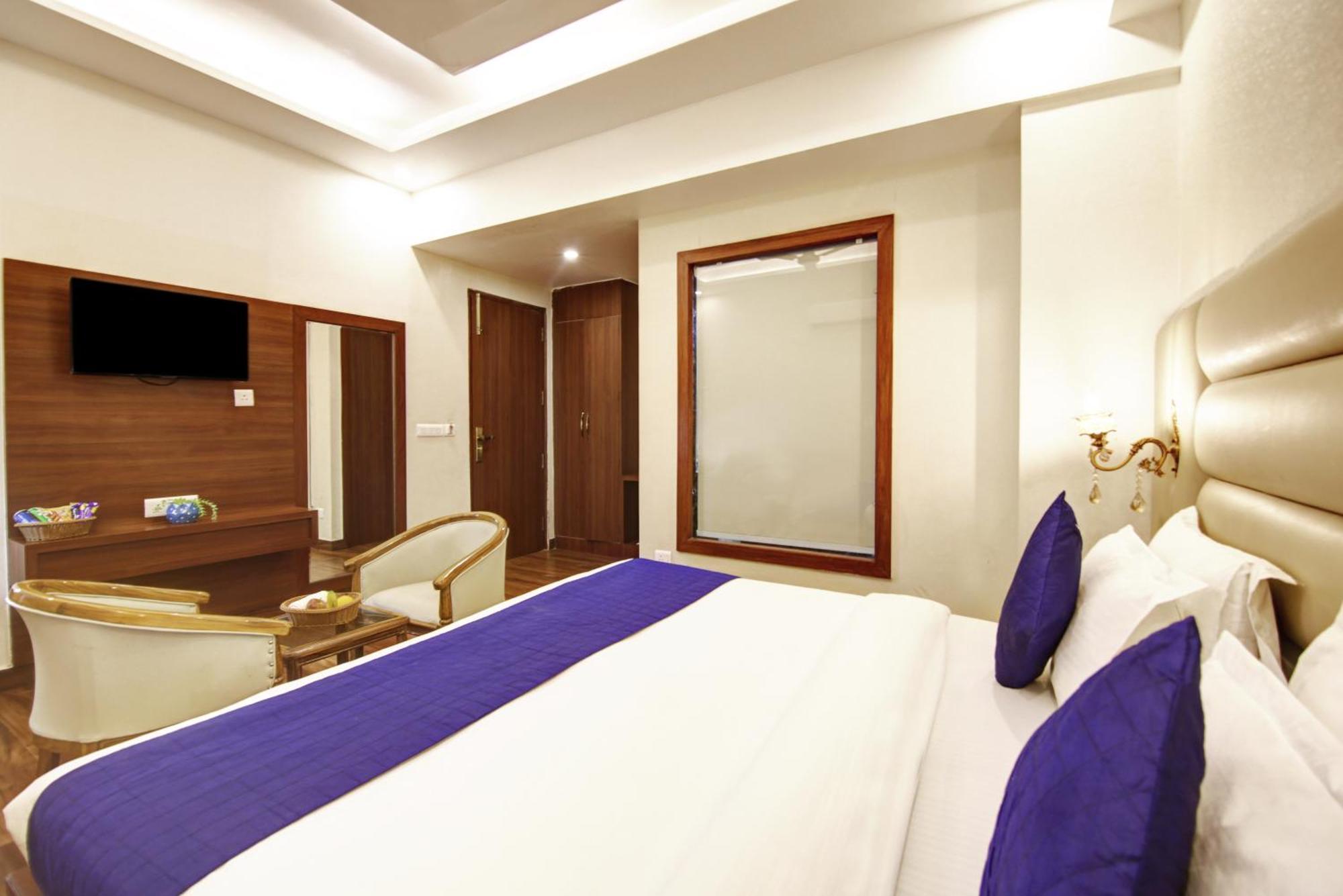 Marks Hotel & Banquet Noida Exteriör bild