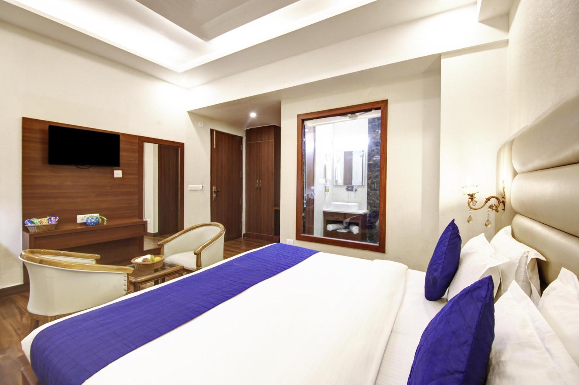 Marks Hotel & Banquet Noida Exteriör bild