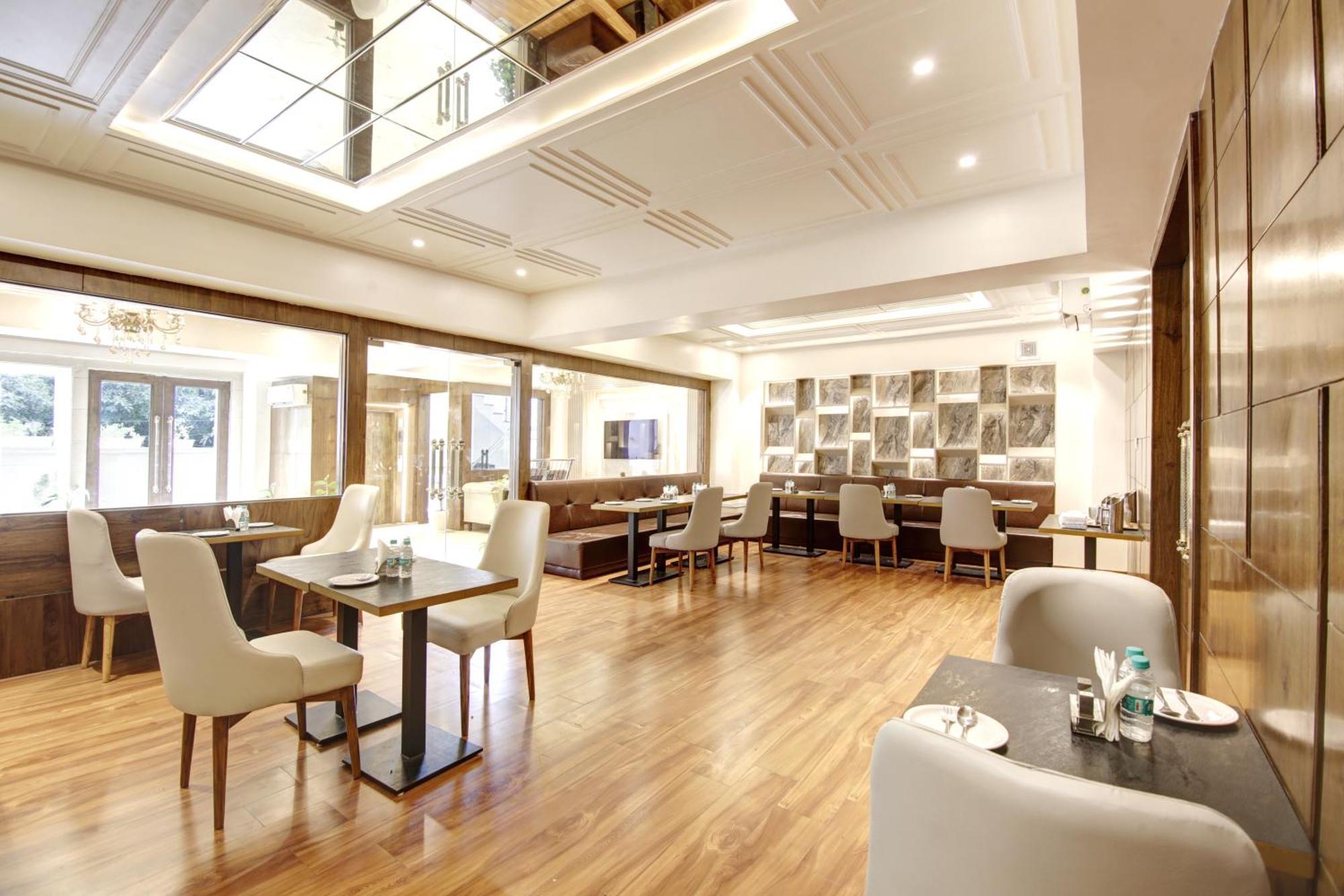 Marks Hotel & Banquet Noida Exteriör bild