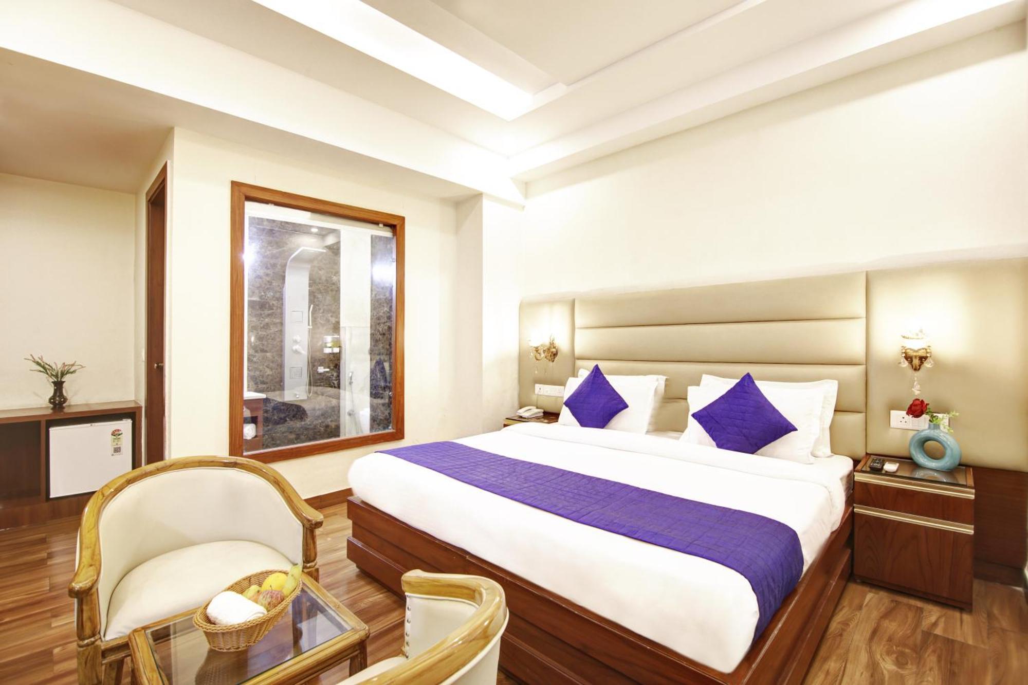 Marks Hotel & Banquet Noida Exteriör bild