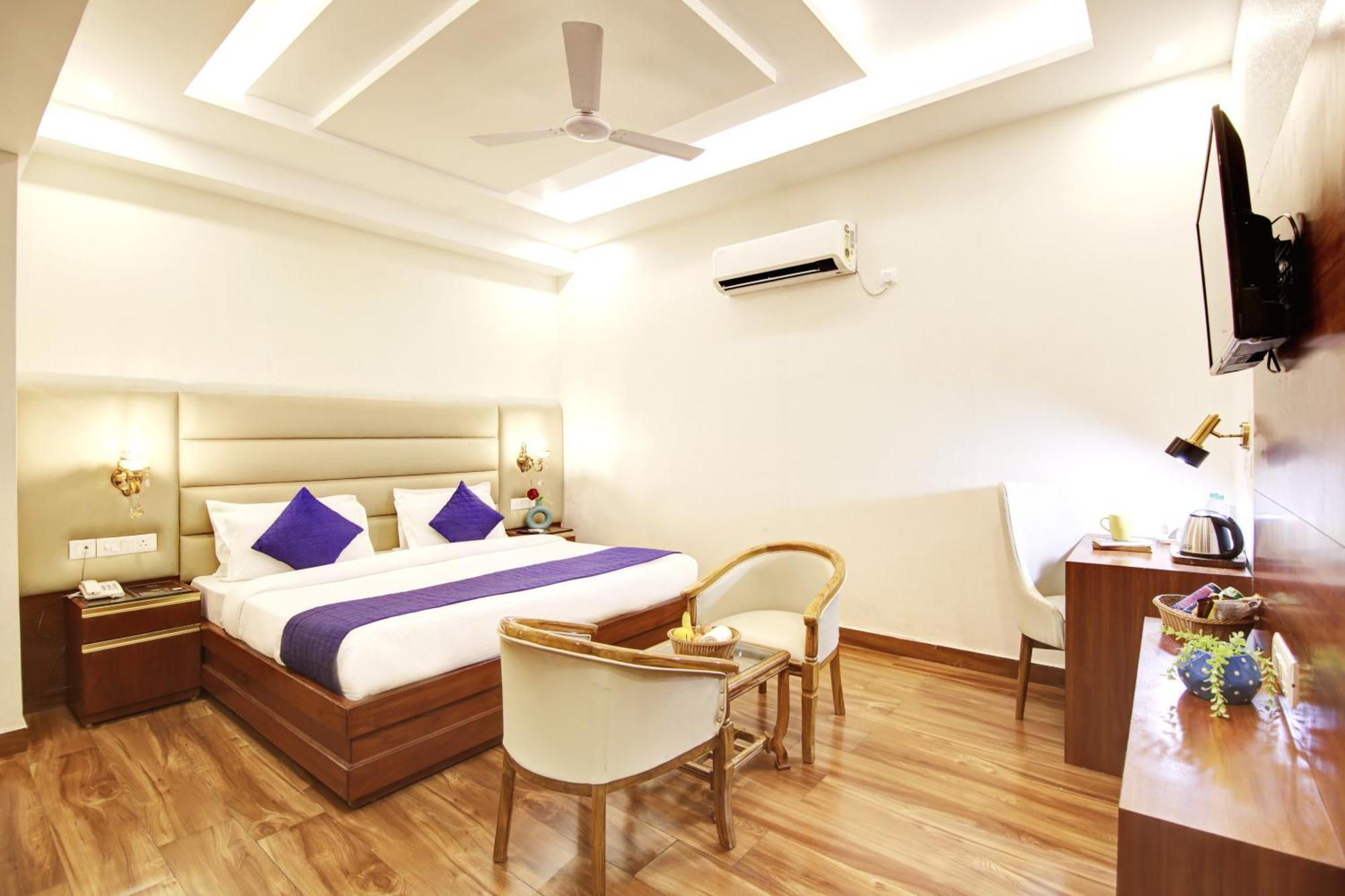 Marks Hotel & Banquet Noida Exteriör bild