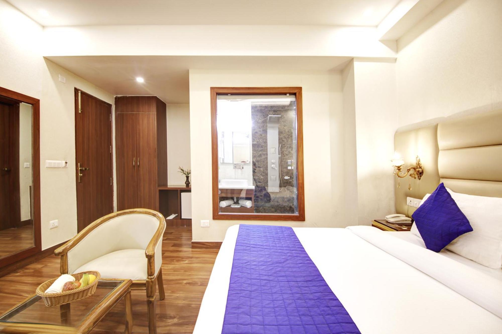 Marks Hotel & Banquet Noida Exteriör bild
