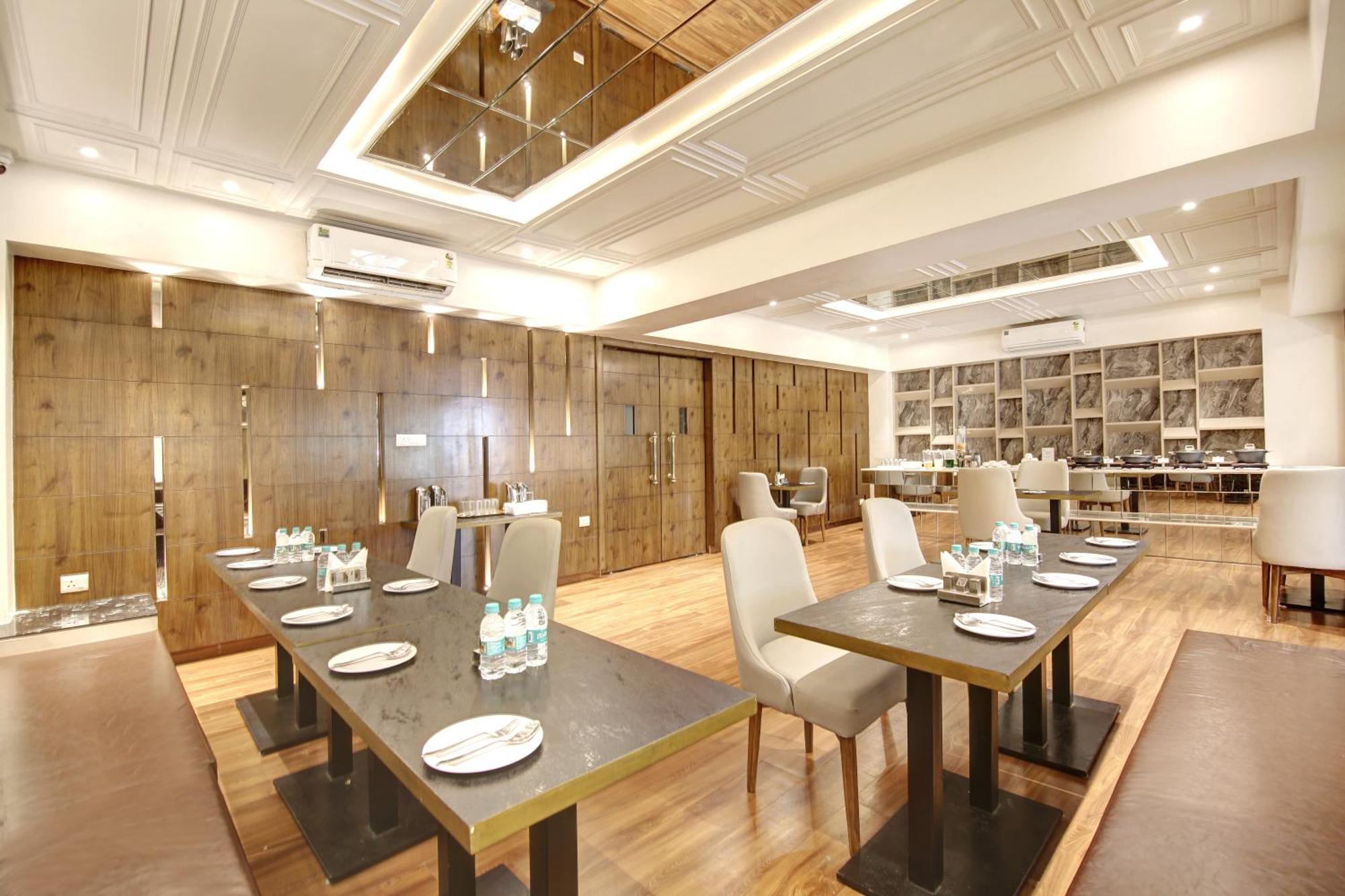Marks Hotel & Banquet Noida Exteriör bild