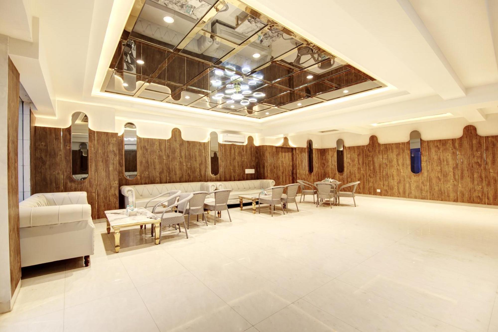 Marks Hotel & Banquet Noida Exteriör bild