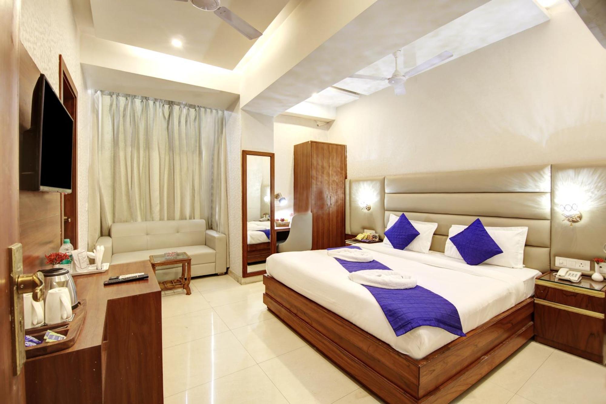 Marks Hotel & Banquet Noida Exteriör bild