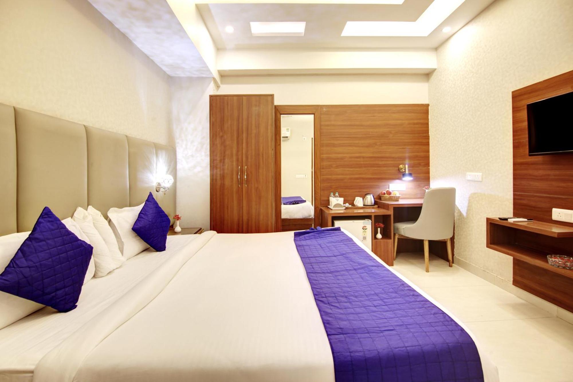 Marks Hotel & Banquet Noida Exteriör bild