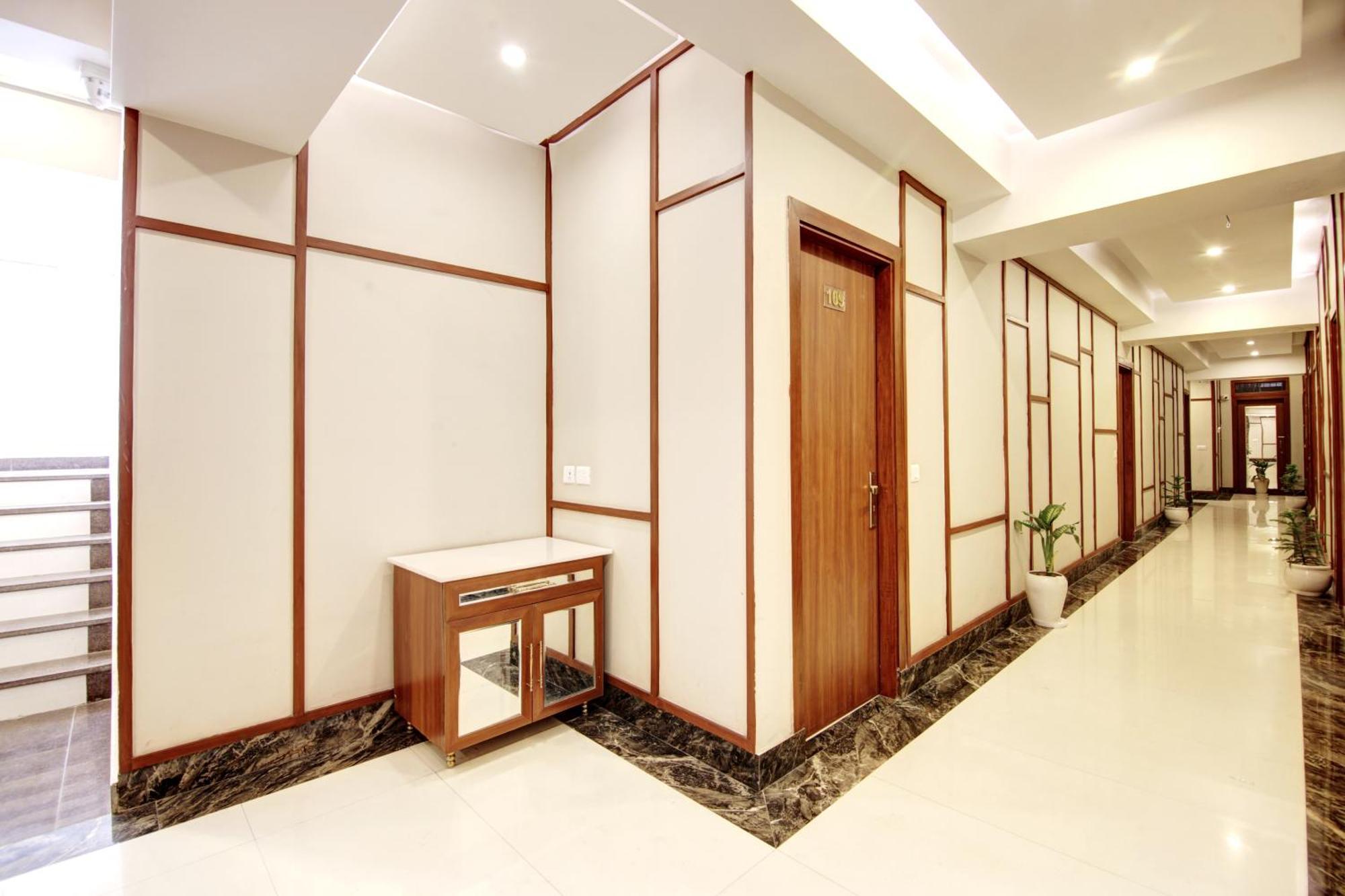 Marks Hotel & Banquet Noida Exteriör bild