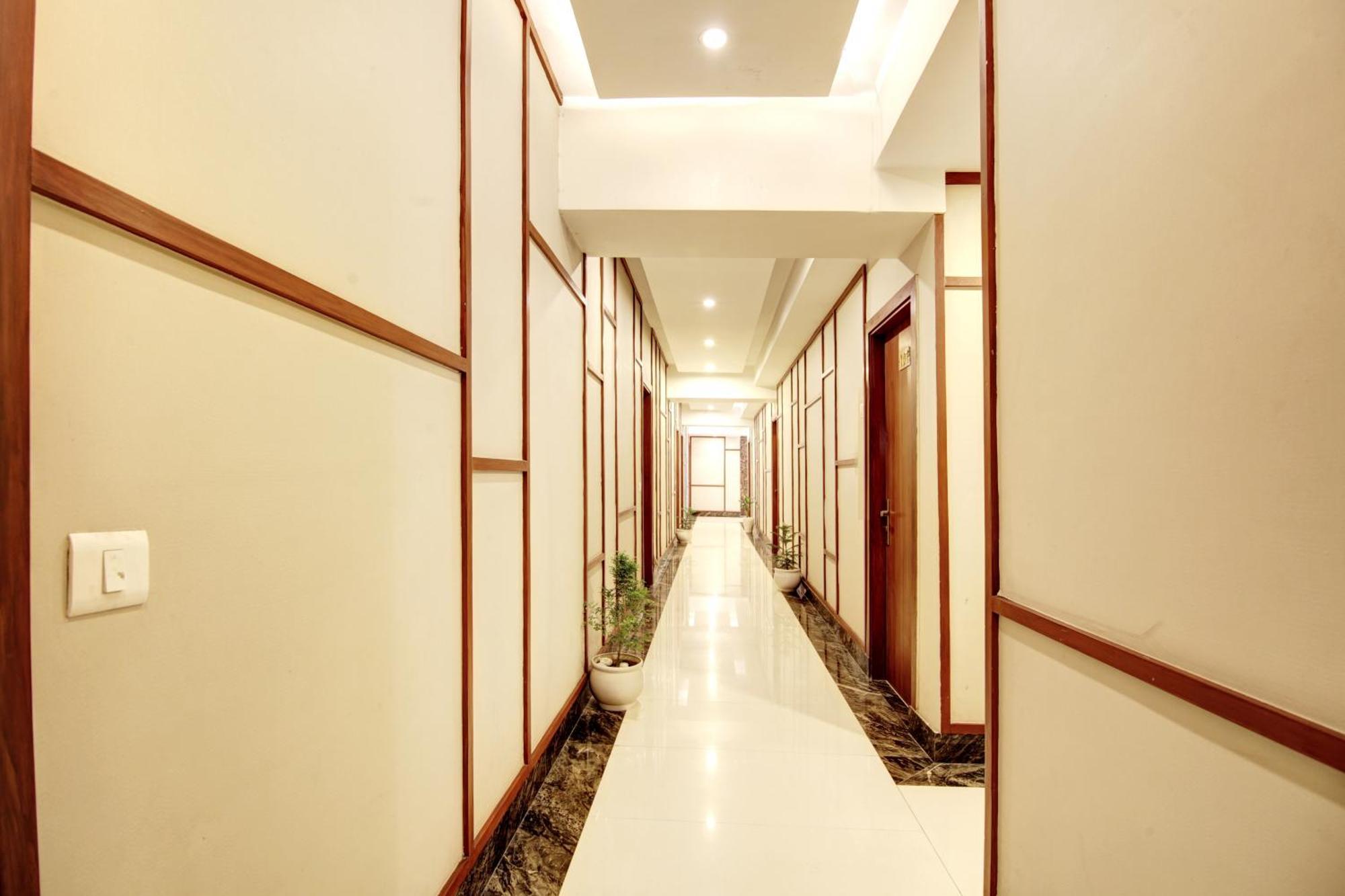 Marks Hotel & Banquet Noida Exteriör bild