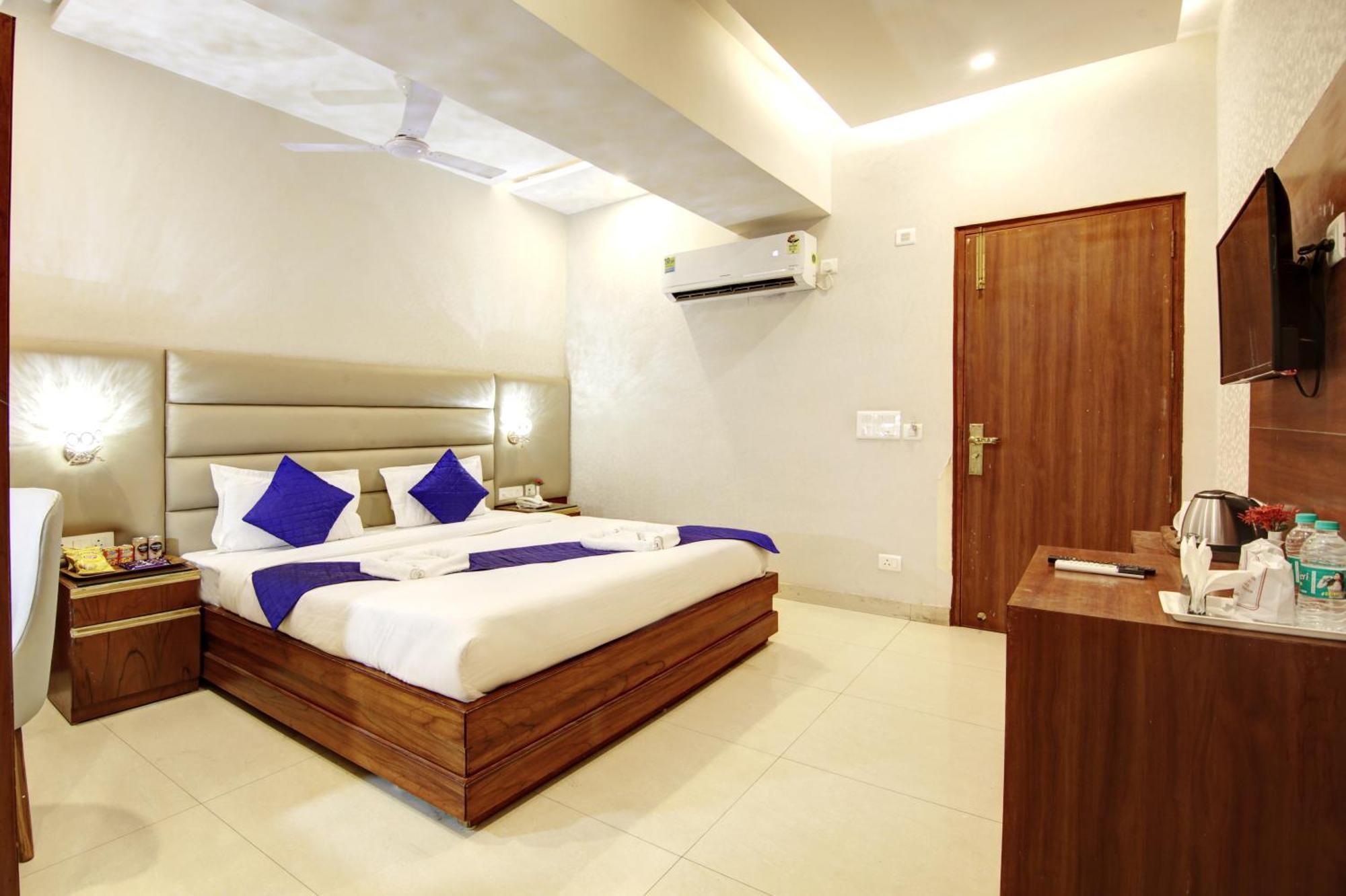 Marks Hotel & Banquet Noida Exteriör bild