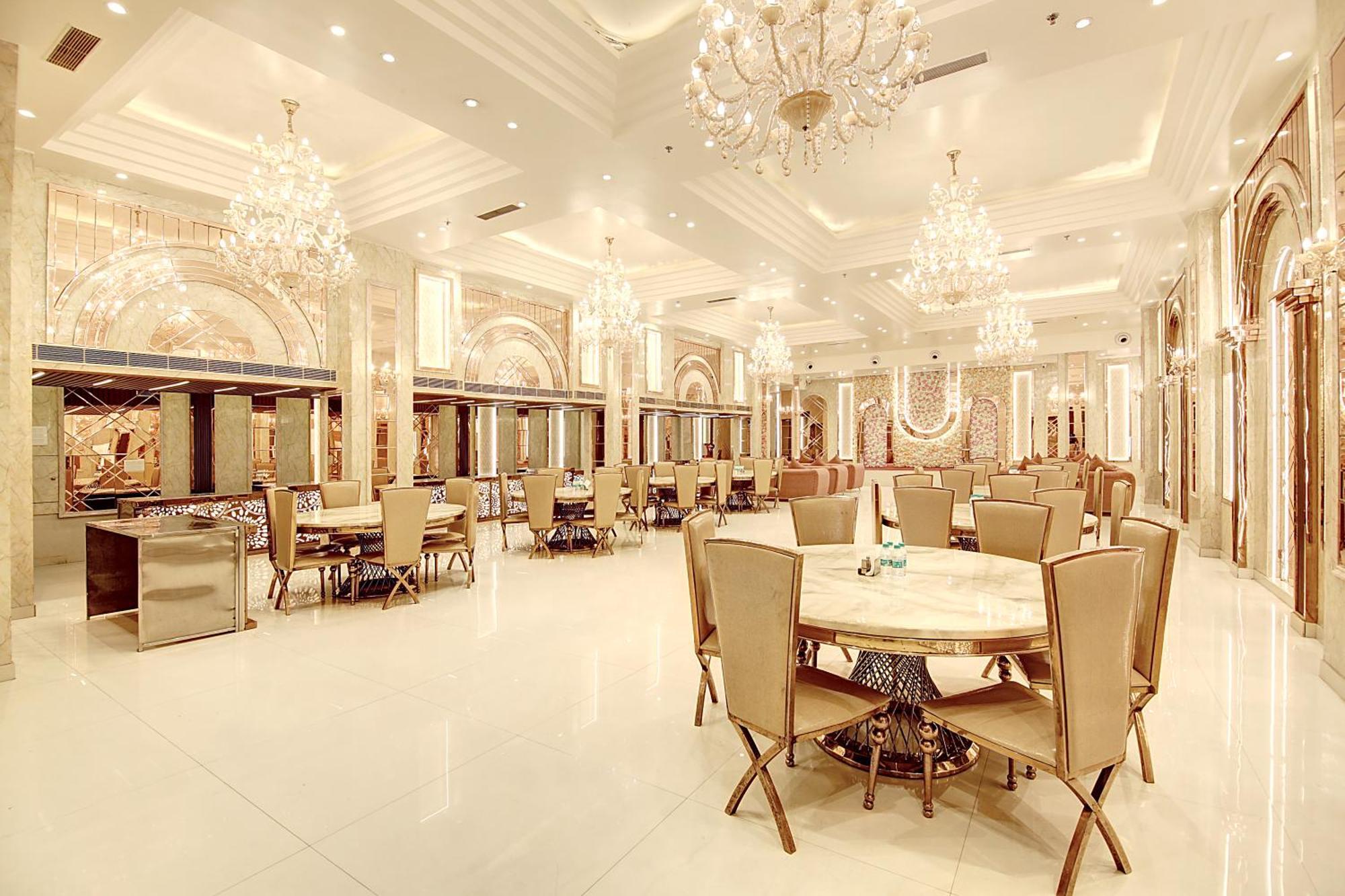 Marks Hotel & Banquet Noida Exteriör bild