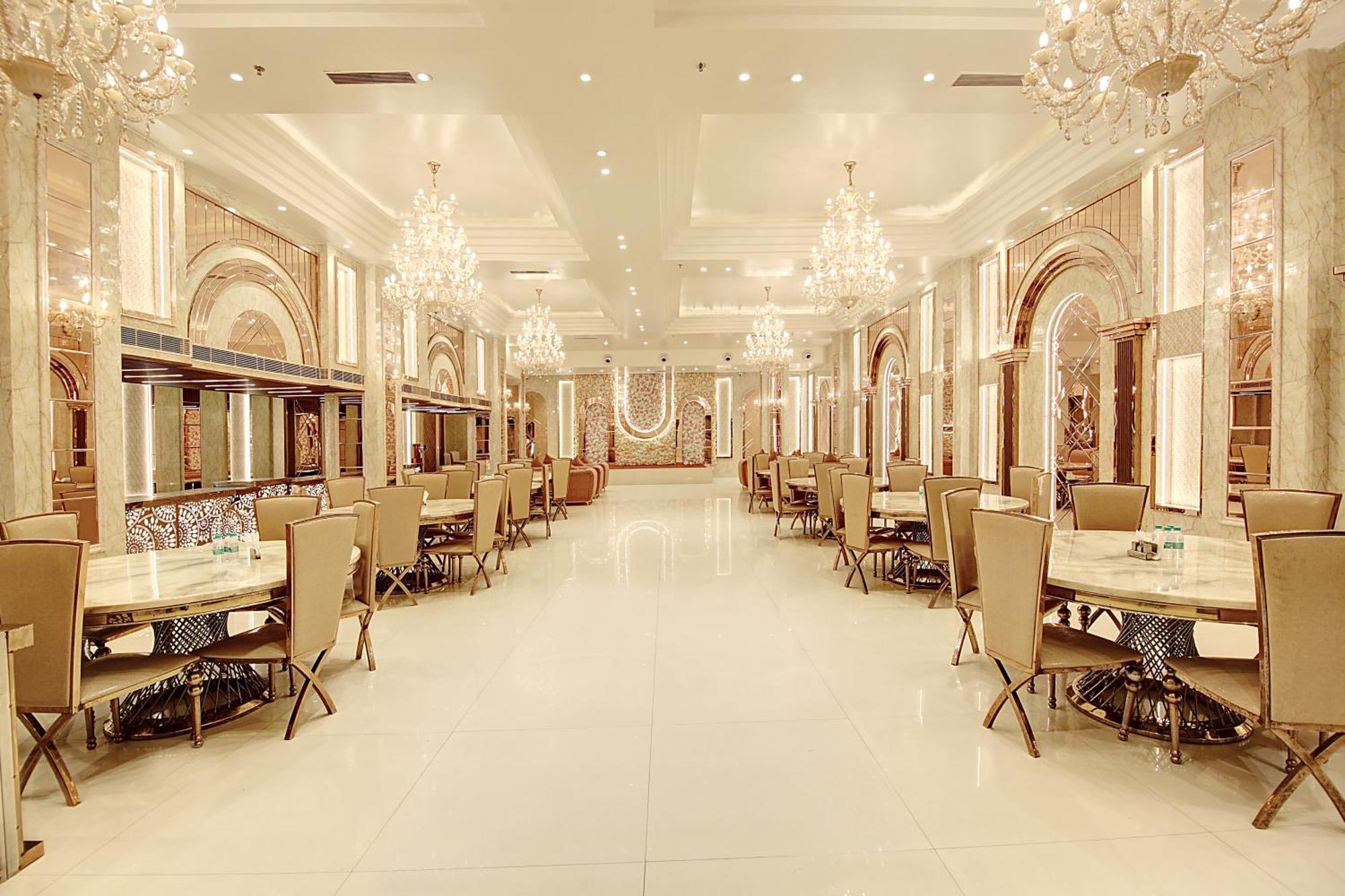 Marks Hotel & Banquet Noida Exteriör bild