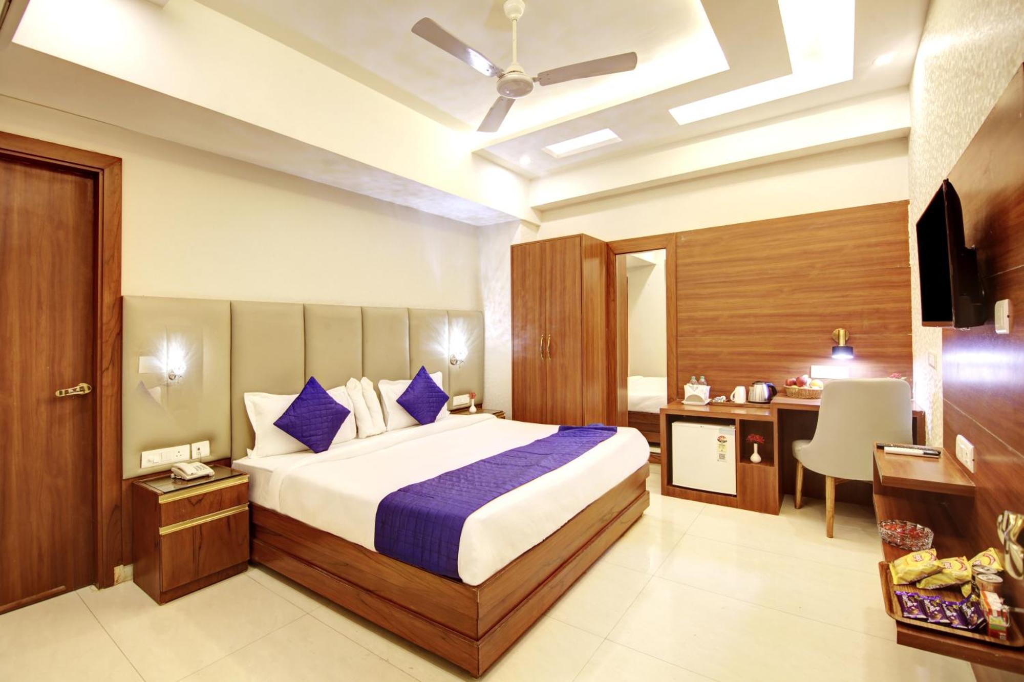 Marks Hotel & Banquet Noida Exteriör bild