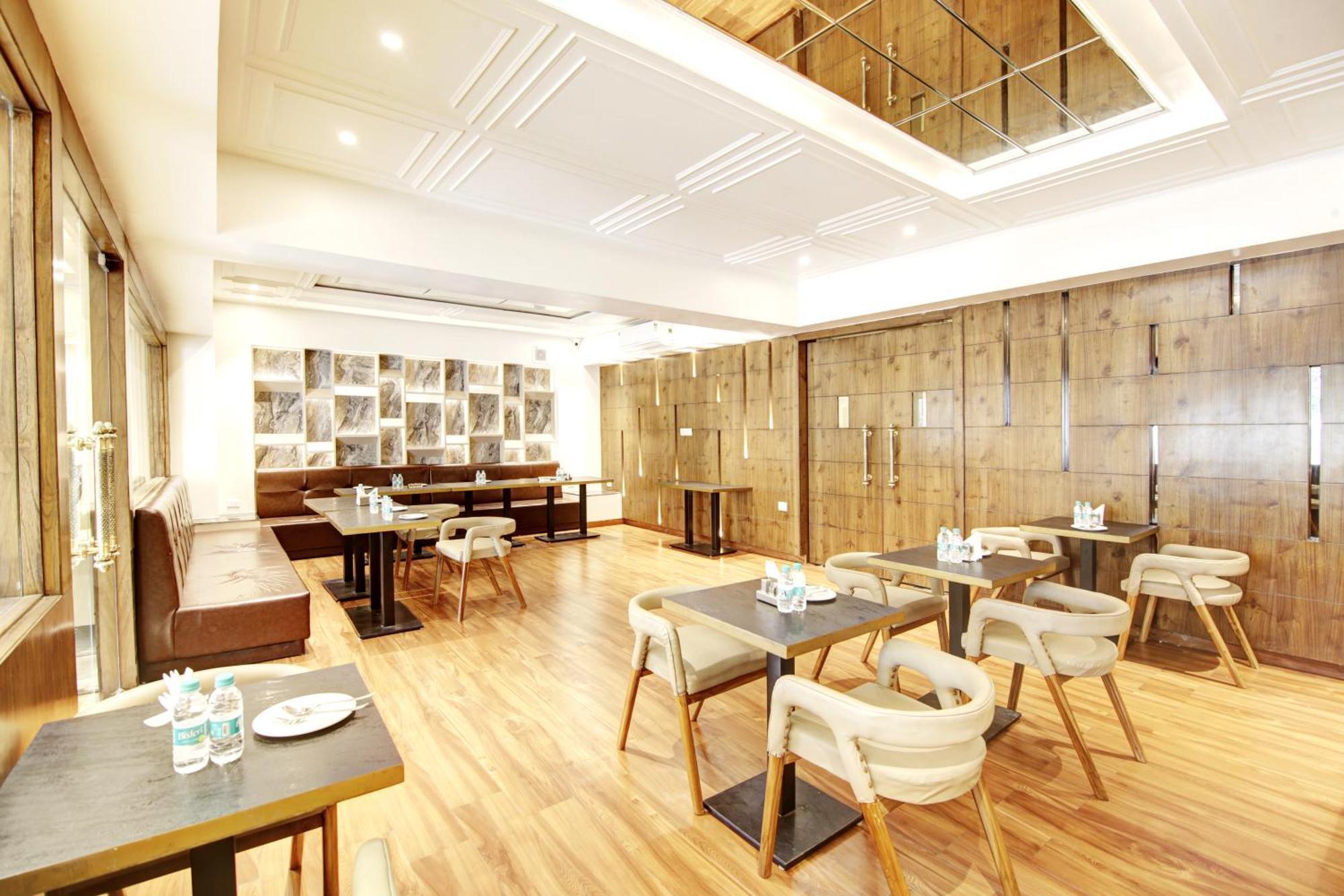 Marks Hotel & Banquet Noida Exteriör bild
