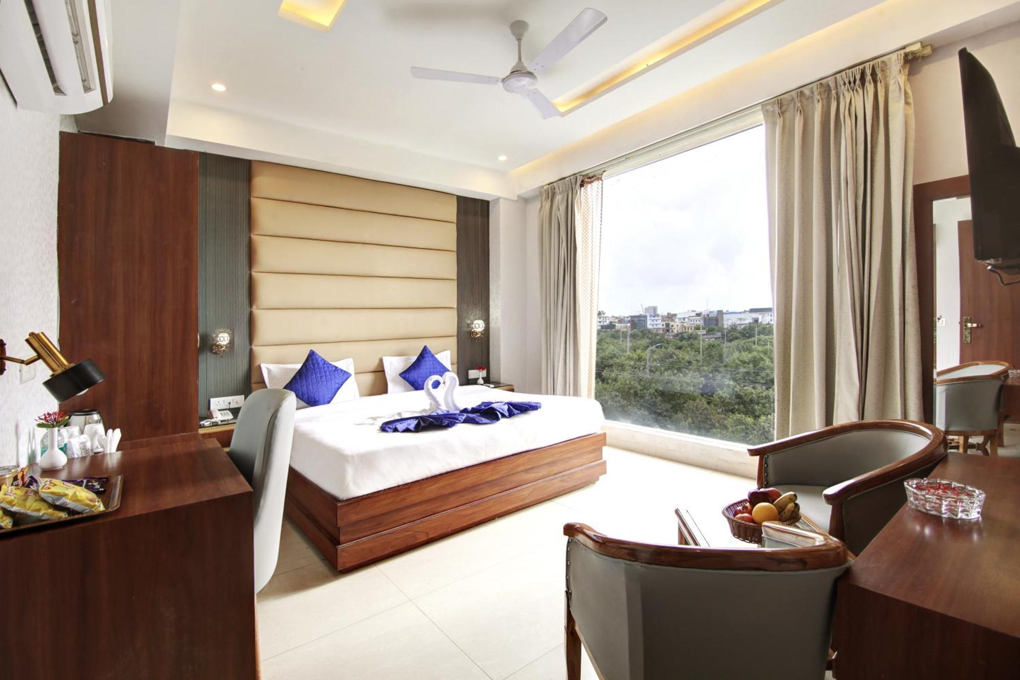 Marks Hotel & Banquet Noida Exteriör bild