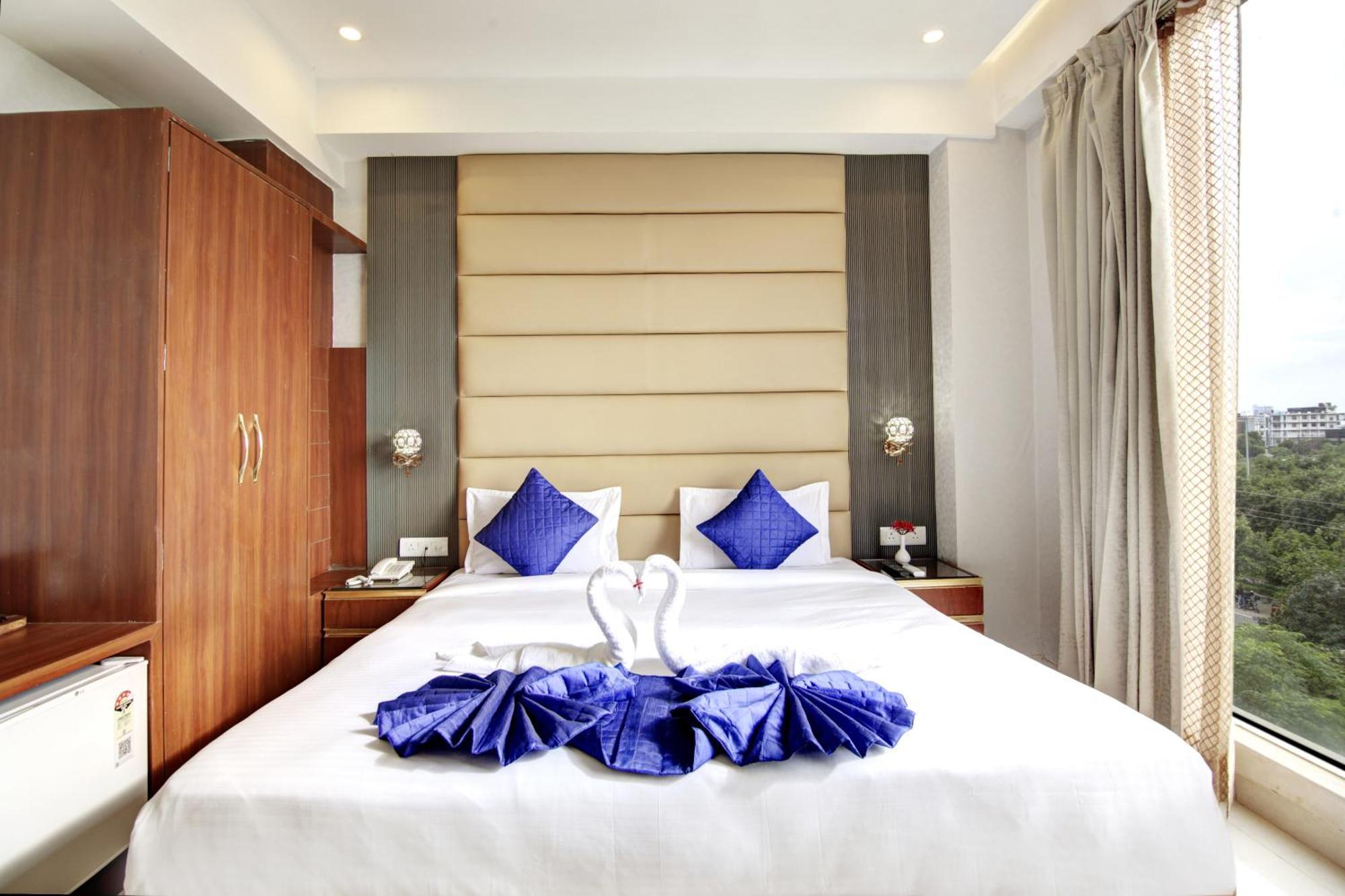 Marks Hotel & Banquet Noida Exteriör bild