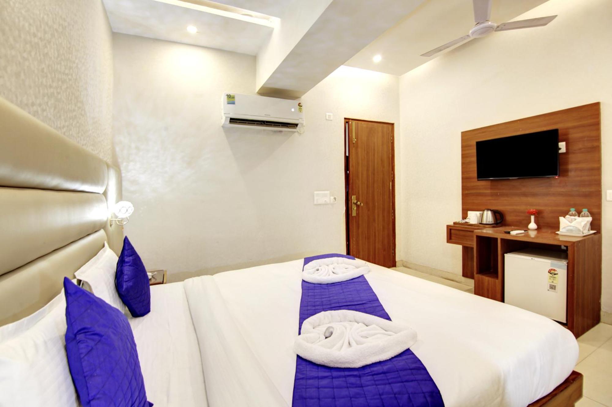 Marks Hotel & Banquet Noida Exteriör bild