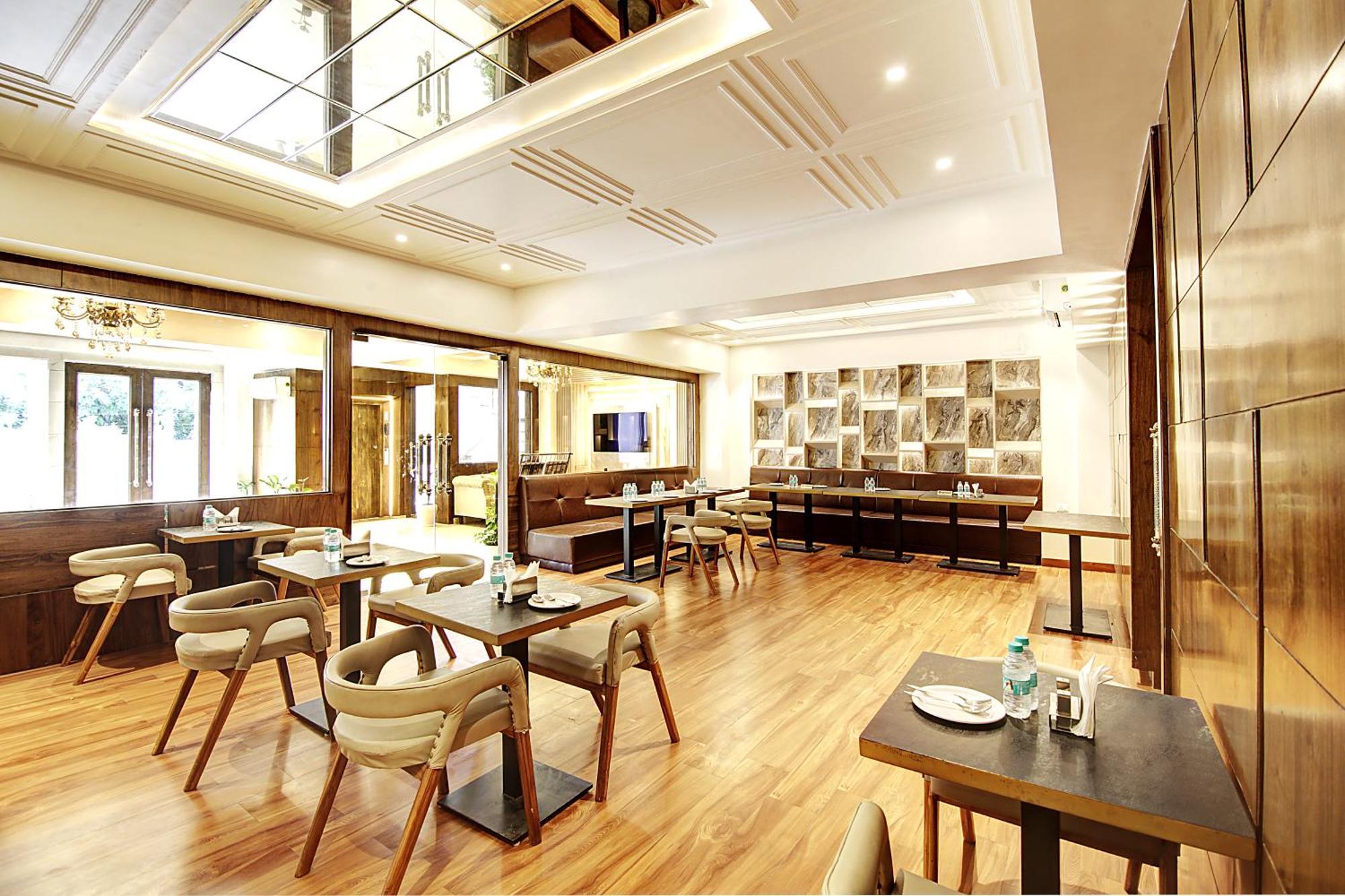 Marks Hotel & Banquet Noida Exteriör bild