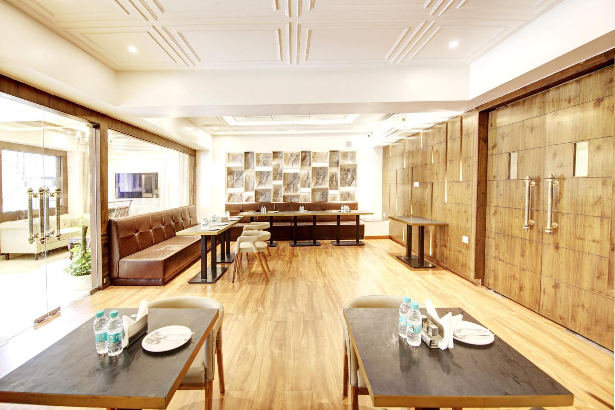 Marks Hotel & Banquet Noida Exteriör bild