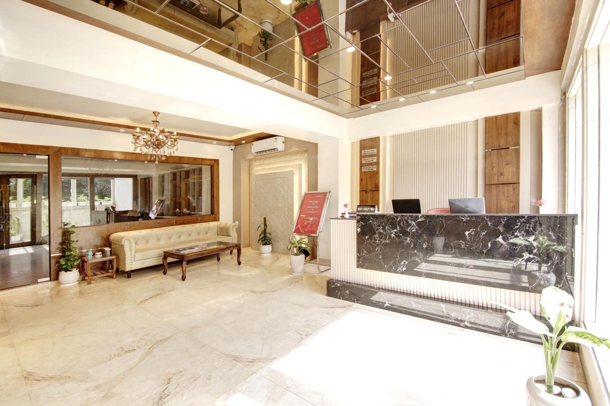 Marks Hotel & Banquet Noida Exteriör bild