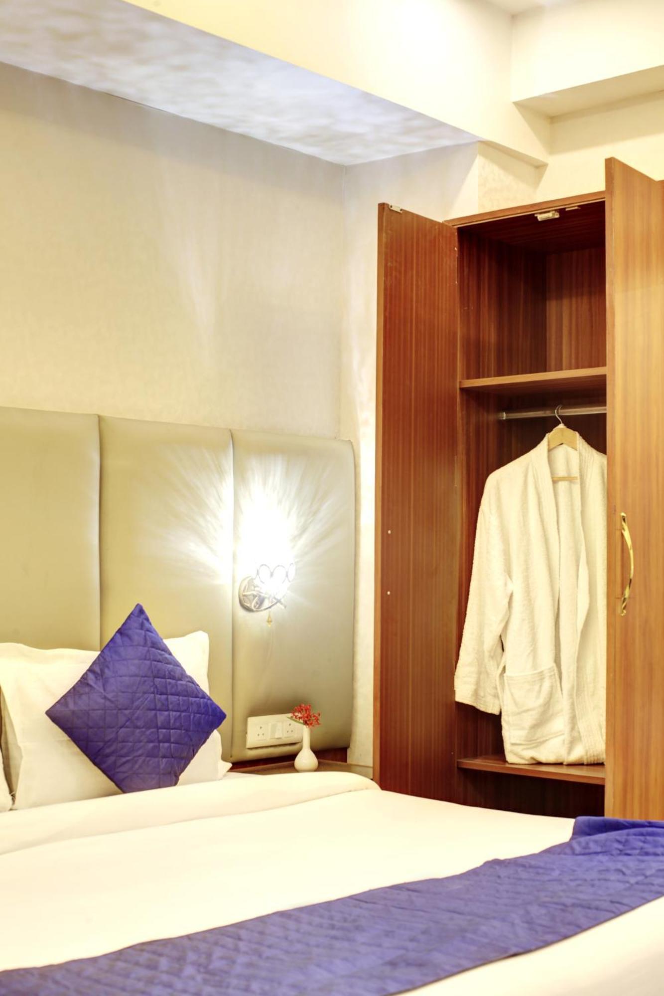 Marks Hotel & Banquet Noida Exteriör bild